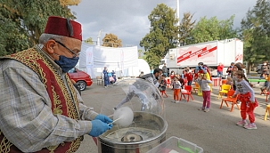 Çadır kentte çocuklara eğlence sahnesi