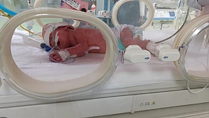 Çift rahimli kadın'ın çifte bebek mutluluğu