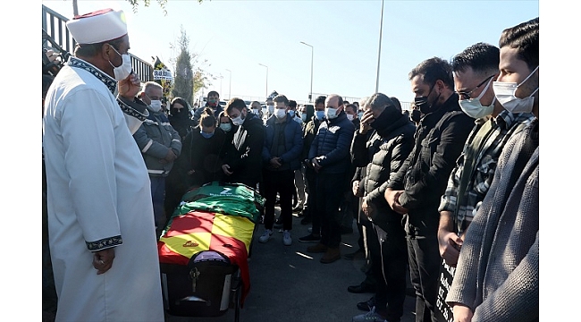 Depremde hayatını kaybeden futbolcu toprağa verildi
