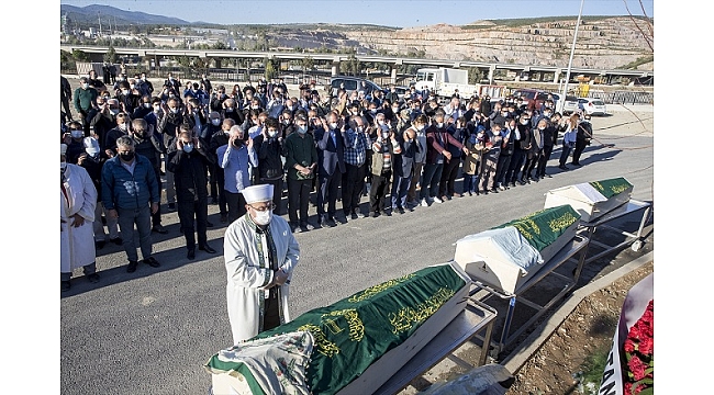 Depremde hayatını kaybedenler son yolculuğuna uğurlanıyor