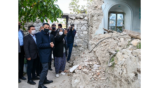 Depremden etkilenen Karaburun'da incelemelerde bulundu