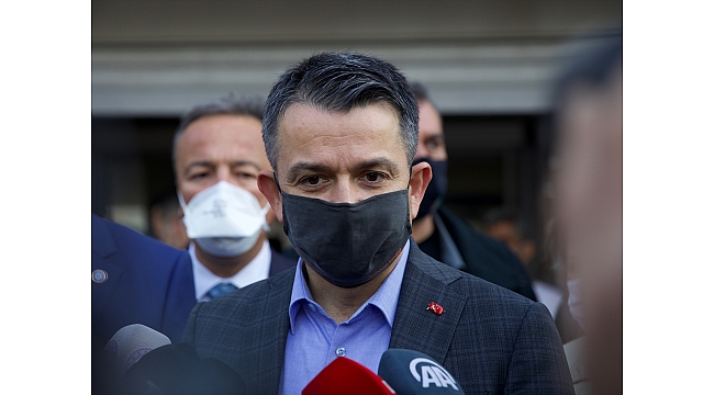 Ege Üniversitesi Hastanesindeki yaralıları ziyaret etti