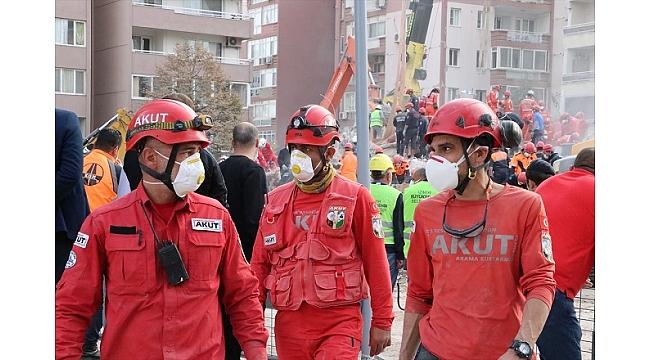 Enkazdan çıkardıkları "canlar" motive ediyor