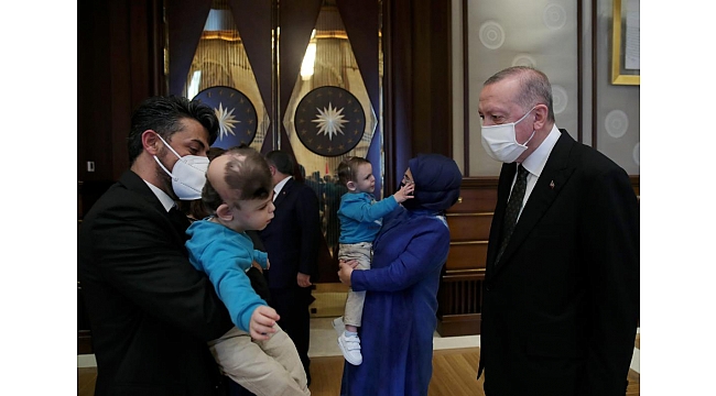 Erdoğan Antalyalı siyam ikizleri ile ikizlerin doktorunu kabul etti