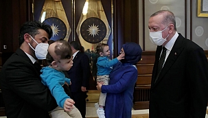 Erdoğan Antalyalı siyam ikizleri ile ikizlerin doktorunu kabul etti