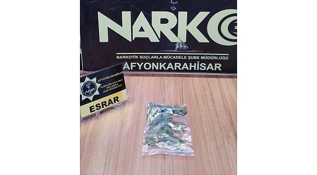 Esrar ele geçirilen otomobildeki 4 zanlı gözaltına alındı