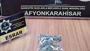 Esrar ele geçirilen otomobildeki 4 zanlı gözaltına alındı