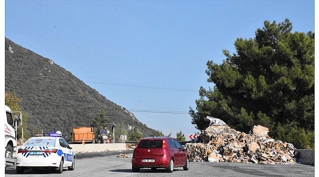 Geri dönüşüm malzemesi yüklü tır devrildi