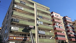 Hasar gören evlerden konut sahipleri eşyalarını çıkartıyor