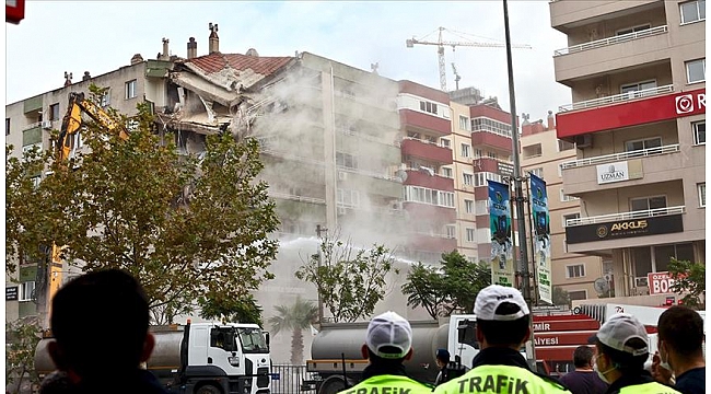 İzmir'de ağır hasarlı binaların yıkımı devam ediyor