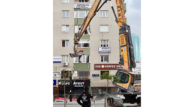 İzmir'de ağır hasarlı binaların yıkımı devam ediyor