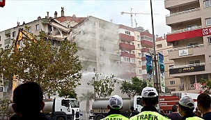 İzmir'de ağır hasarlı binaların yıkımı devam ediyor