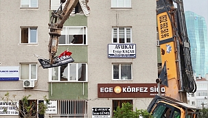 İzmir'de ağır hasarlı binaların yıkımı devam ediyor