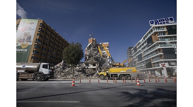 İzmir'de ağır hasarlı binaların yıkımı sürüyor