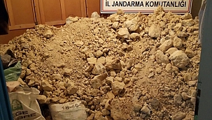 İzmir'de bir evin mutfağında kaçak kazı