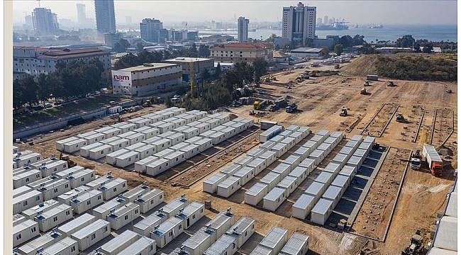 İzmir'de geçici barınma merkezinde konteyner kurulumu devam ediyor