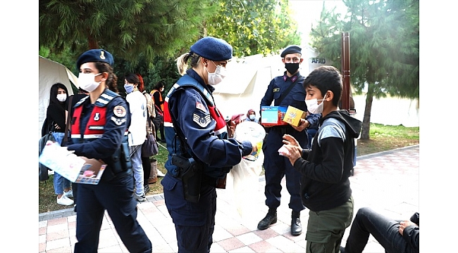 Jandarma İzmir'deki depremzedelere desteğini sürdürüyor