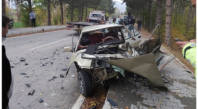Kamyonetle otomobil çarpıştı: 3 yaralı