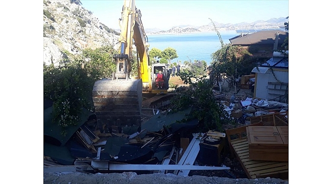 Marmaris'te imara aykırı yapıların yıkımı sürüyor