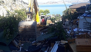 Marmaris'te imara aykırı yapıların yıkımı sürüyor