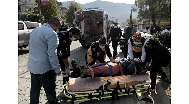 Otomobille çarpışan motosiklet sürücüsü yaralandı
