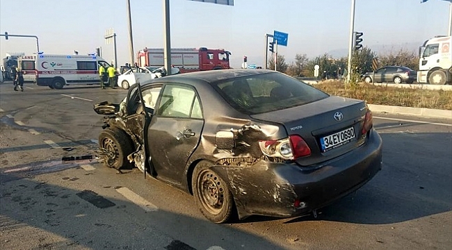 Salihli'de  iki otomobil çarpıştı: 7 yaralı