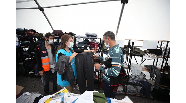 "Sosyal market" İzmir'deki depremzedelerin hizmetinde