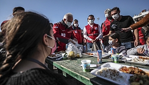 Türk Kızılay, İzmir'deki depremzedelere hijyen seti dağıtıyor