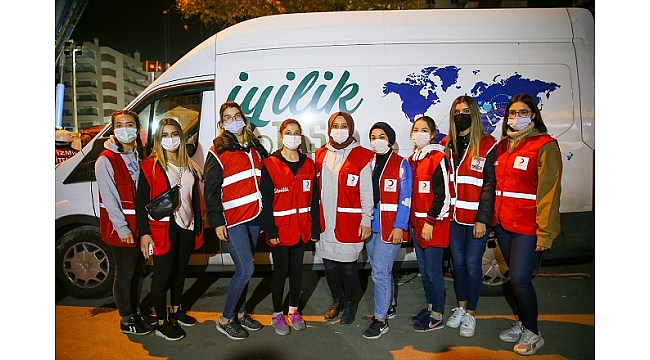 Türk Kızılayın yardım gönüllüsü kadınlar