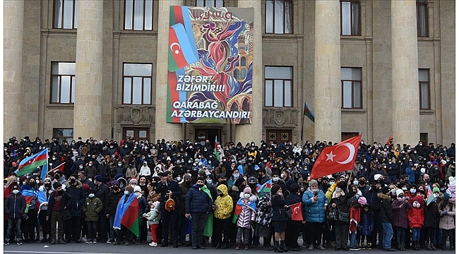 Azerbaycan halkı Zafer Geçit Törenini coşkuyla izledi