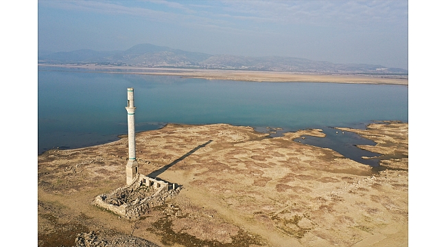 Baraj suları altında kalan köyün kalıntıları ortaya çıktı