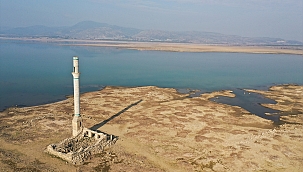 Baraj suları altında kalan köyün kalıntıları ortaya çıktı