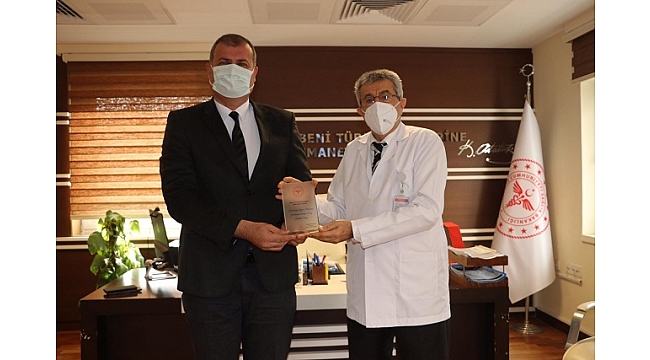 Başhekim Hayali'den Başkan Duran'a Teşekkür PLaketi
