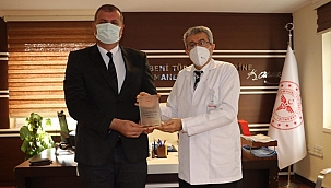 Başhekim Hayali'den Başkan Duran'a Teşekkür PLaketi
