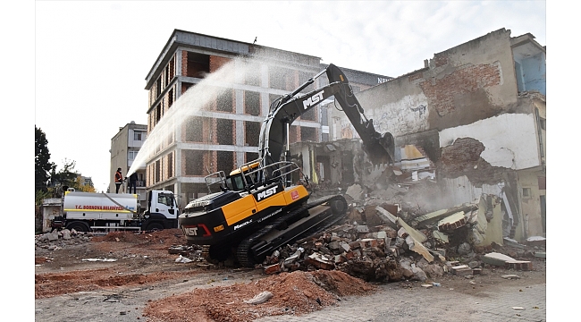 Bornova'da metruk binalar yıkılıyor