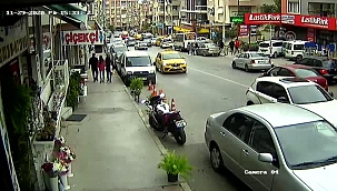 Çatıdaki molozun, motosikletin üstüne düşmesi kameraya yansıdı