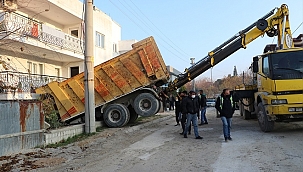 Denizli'de freni boşalan kamyon evin balkonuna çarptı