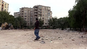 Depremde yıkılan binanın apartman görevlisi, enkaz bölgesinden ayrılmıyor
