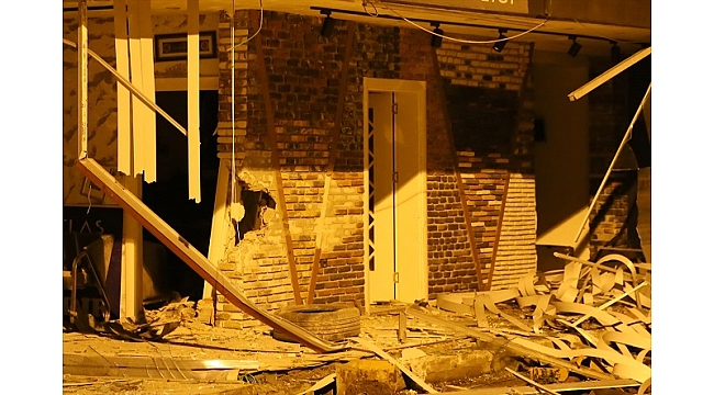 İzmir'de iş yerine giren cip hasara neden oldu