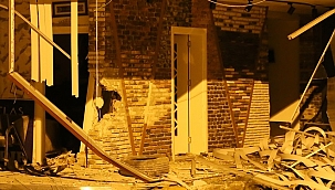İzmir'de iş yerine giren cip hasara neden oldu