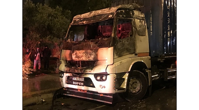 İzmir'de kamyon yanarak kullanılamaz hale geldi