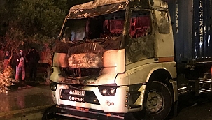 İzmir'de kamyon yanarak kullanılamaz hale geldi