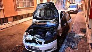 İzmir'de kundaklanan otomobil, kullanılmaz hale geldi