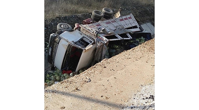 İzmir'de sebze yüklü kamyon devrildi: 2 yaralı