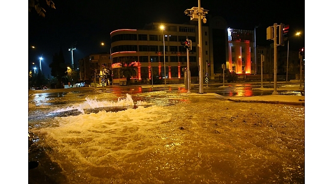İzmir'de su borusu patladı
