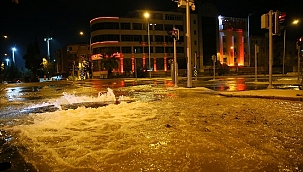 İzmir'de su borusu patladı