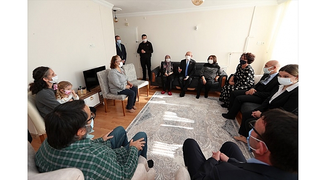 Kılıçdaroğlu, İzmir'deki depremin simge isimlerini ziyaret etti