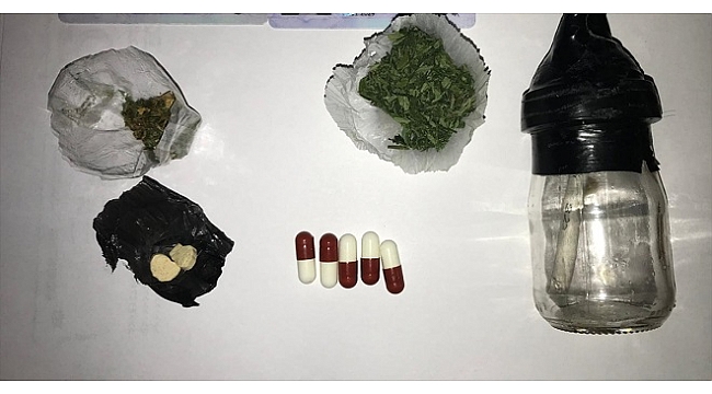 Kısıtlamayı ihlal eden şüphelilerin otomobillerinde uyuşturucu bulundu