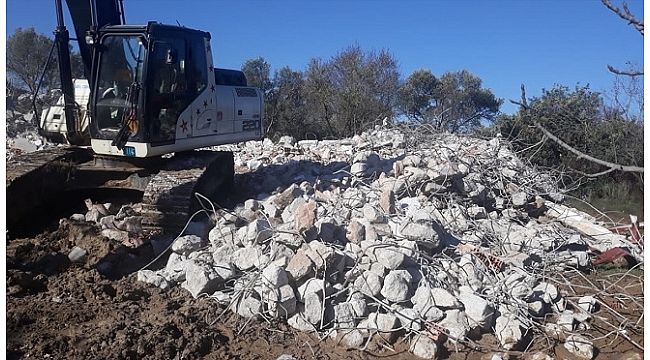 Marmaris'te imara aykırı binaların yıkımına devam edildi