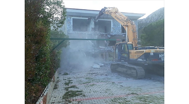 Marmaris'te imara aykırı binaların yıkımına devam ediliyor